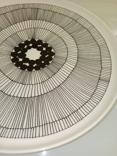 Finland Marimekko siirtolapuutarha oiva Dinner Plate 9 7/8” modern black white - Picture 10 of 15