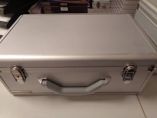 1 Stück großer LEUCHTTURM Alu Münzkoffer mit 11 Einlagen für hunderte Münzen