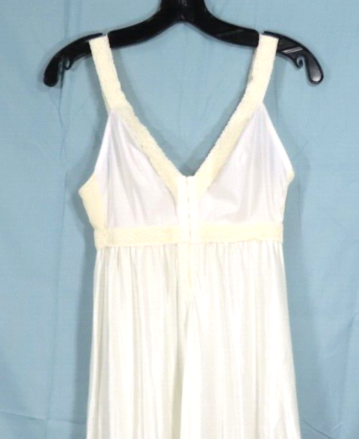 VTG Ivory Silky Nylon BRA TOP NIGHTGOWN GOWN Front Hook LARGE SWEEP sz