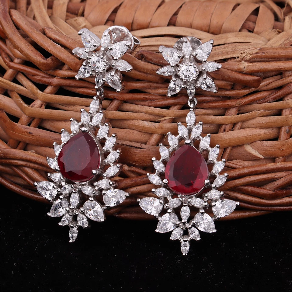 Pendientes colgantes de granate rojo y circonita cúbica corte pera de 5,25 quilates en plata de ley 925 Foto 2 de 4