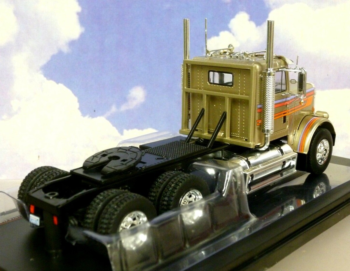 IXO Model Trucks Freightliner FLC 120 64 T 1977 Beige 1-43