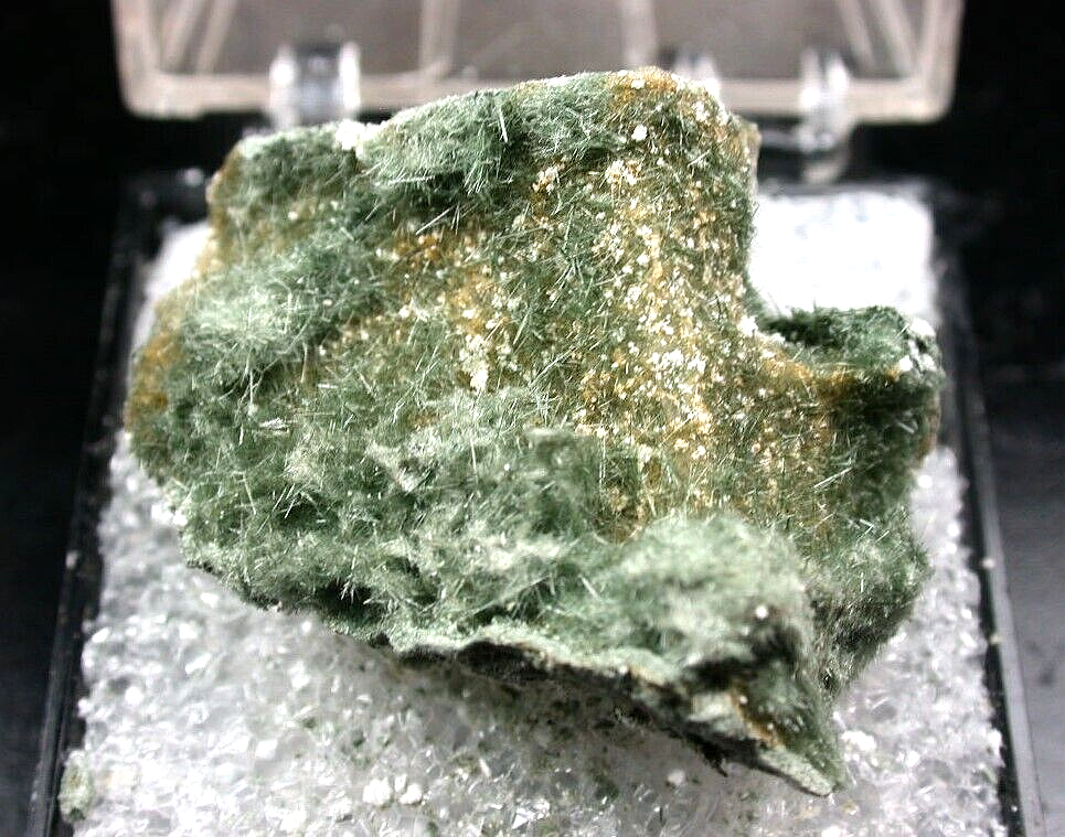 MINERALS GREENISH BYSSOLITE ON MATRIX, KEYSTONE TRAP ROCK QUARRY
