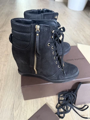 Louis Vuitton paire de sneakers à talon en cuir noir - Photo 1/4