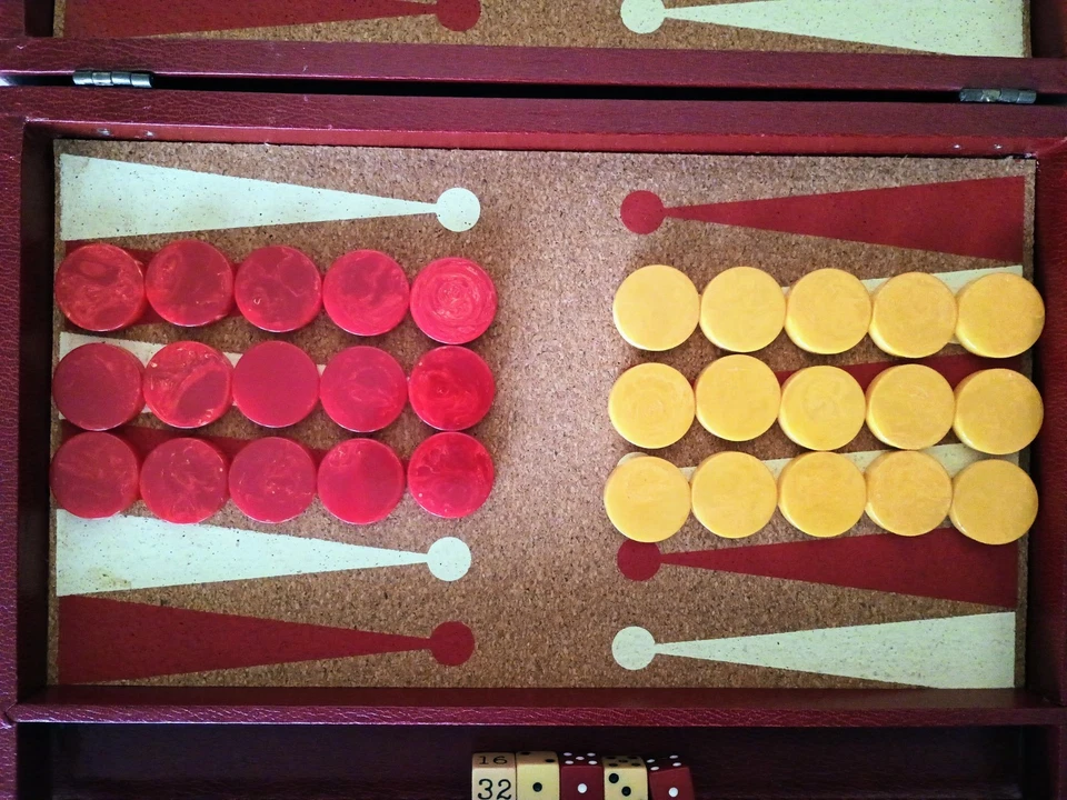 Vintage Bakelite Cardinal Backgammon Set Swirl Marbled Red Butterscotch Chips - Image 3 of 4