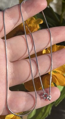 18 Karat Weißgold 750 Quadrat Schlangenkette Halskette 17,5 Zoll lang fein 5 g EUC 0,8 mm