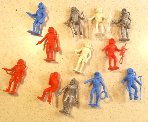 12  Vtg Marx MPC Blue/White/Red/Silver Plastic Space Men Astronaut 2” Toy Figure