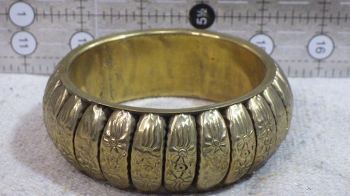 Vintage holloware brass bangle bracelet 2.5" inside across - Afbeelding 1 van 5