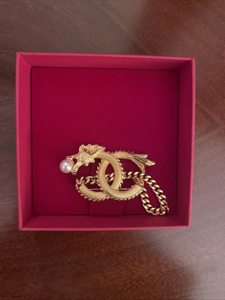 Novo clipe de dragão Chanel ano novo lunar 2024. Broche de ouro com destaque de pérola.  - Imagem 3 de 3