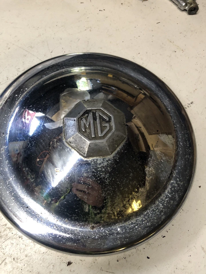 MG MAGNETTE  X2 HUB CAPS WITH CENTER BADGE - Image 3 of 4