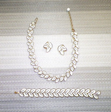 VTG CROWN TRIFAR NECKLACE BRACELET EARRING SET WHITE & GOLD LEAF DESIGN