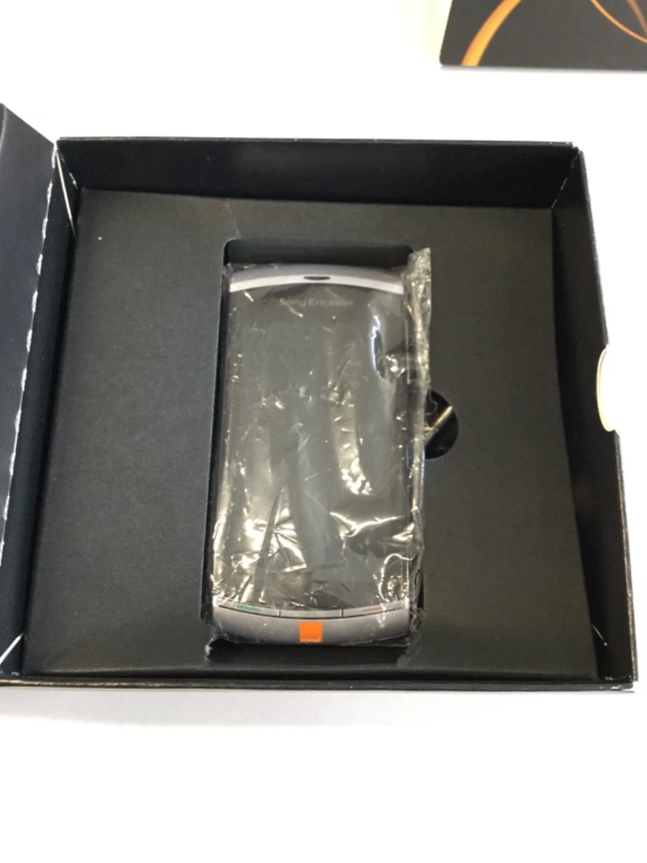 Sony Ericsson Vivaz U5i - Silver Smartphone - Image 3 of 4