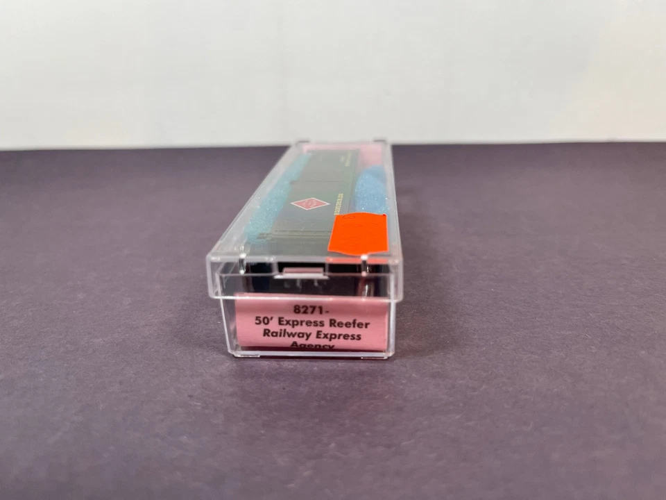 Roundhouse N Scale Train 8271 Express Reefer RAILWAY EXPRESS AGENCY R.E.X. - Image 3 of 4