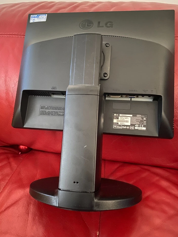 LG E1910PM 19 Inches LED 1280 x 1024 4:3 VGA & DVI - Image 3 of 4