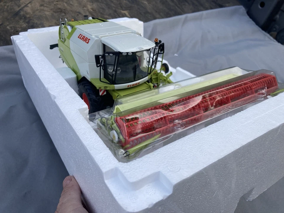 Claas Tucano 450 Combine 1/32 Universal Hobbies - Image 3 of 4