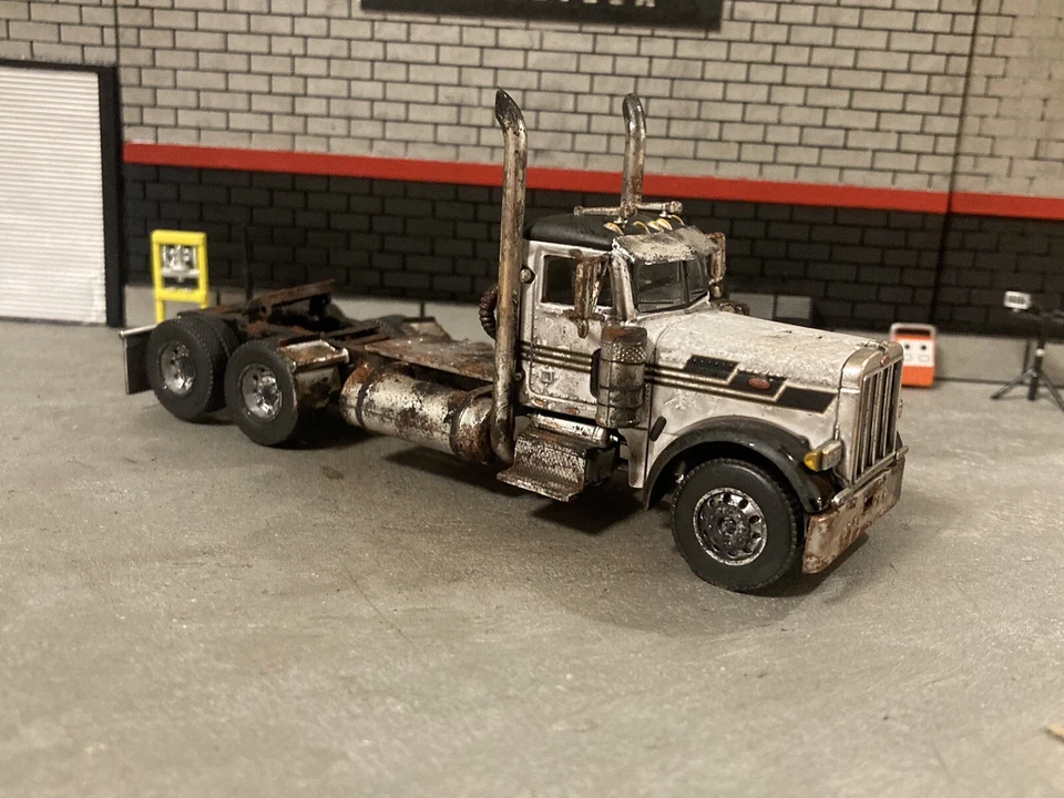 Литой ржавый выветренный полутрактор грузовик сарай Peterbilt 359 1:64 DCP - Изображение 2 из 4