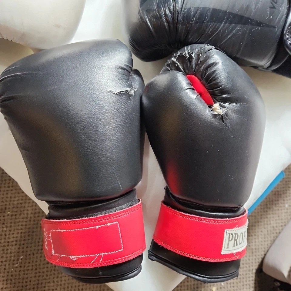 Guantes de boxeo. Venom 16oz. Pro Force 12oz. Everlast 12 Oz. Century 6oz. Paquete Foto 2 de 4