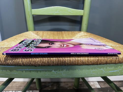 Britney Spears the unofficial book Molly McDermott & Christina Aguilera 1999 - Picture 12 of 18