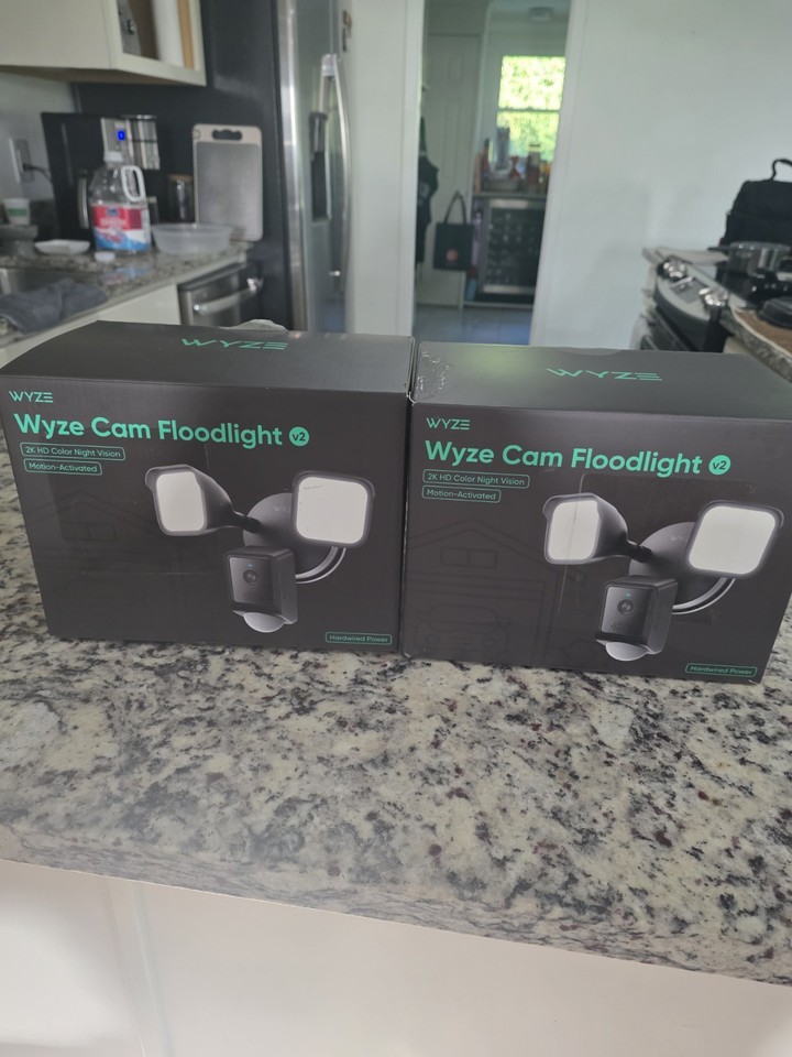 WYZE Wired Outdoor Wi-Fi Floodlight v2 Home Security Camera with 2K ...