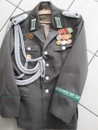 "Grenztruppen" der DDR diverse Auszeichnungen und Uniformjacke G 48 Paradeschnur - Bild 1 von 5