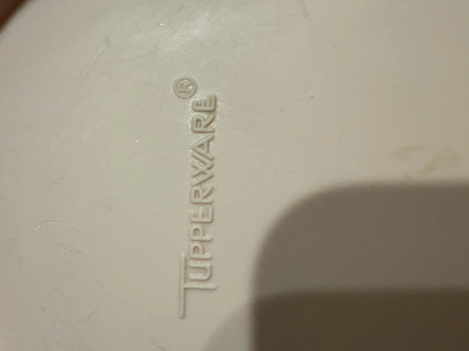 Vintage Set Of 2 Tupperware Containers. Light Blue And Pink Lids - Image 4 of 4