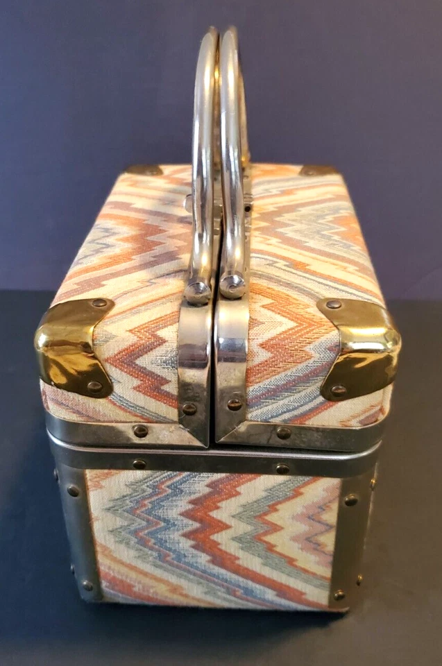 Cartera de colección italiana geométrica de tela/madera con detalles metálicos diseñada por Delill Foto 4 de 4