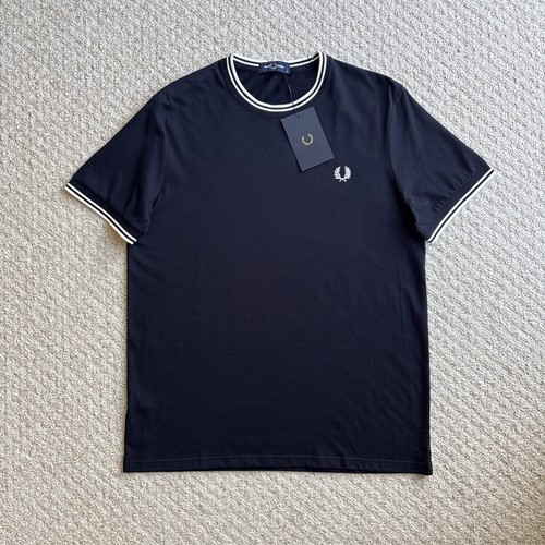 Nuevo con etiquetas Camiseta Fred Perry Doble Punta Cuello Redondo Manga Corta Azul Marino Para Hombres Mediana - Imagen 2 de 15