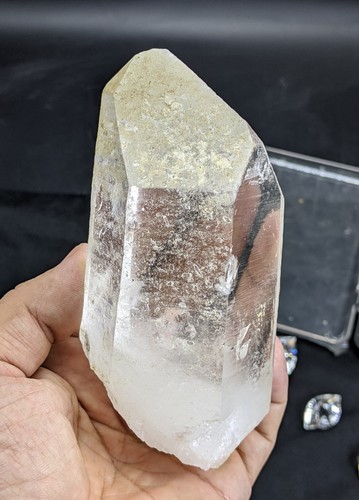 Cristallo di quarzo trasparente naturale con cristallo di axinite pleocroico all'interno 546 grammi - Foto 7 di 16