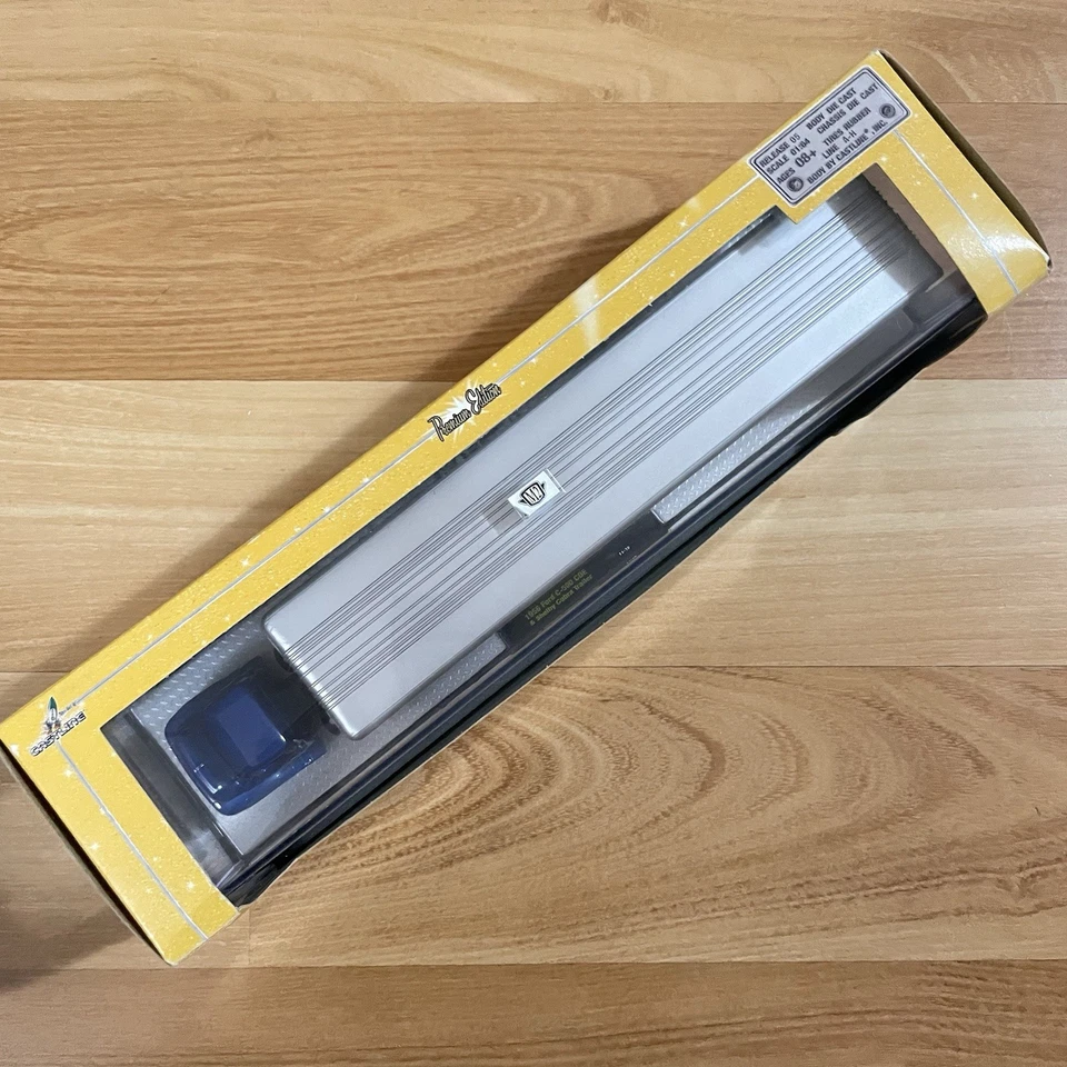 M2 Machines Auto-Haulers 1956 Ford C-500 COE Truck & Shelby Cobra Trailer 1:64 - Image 4 of 4