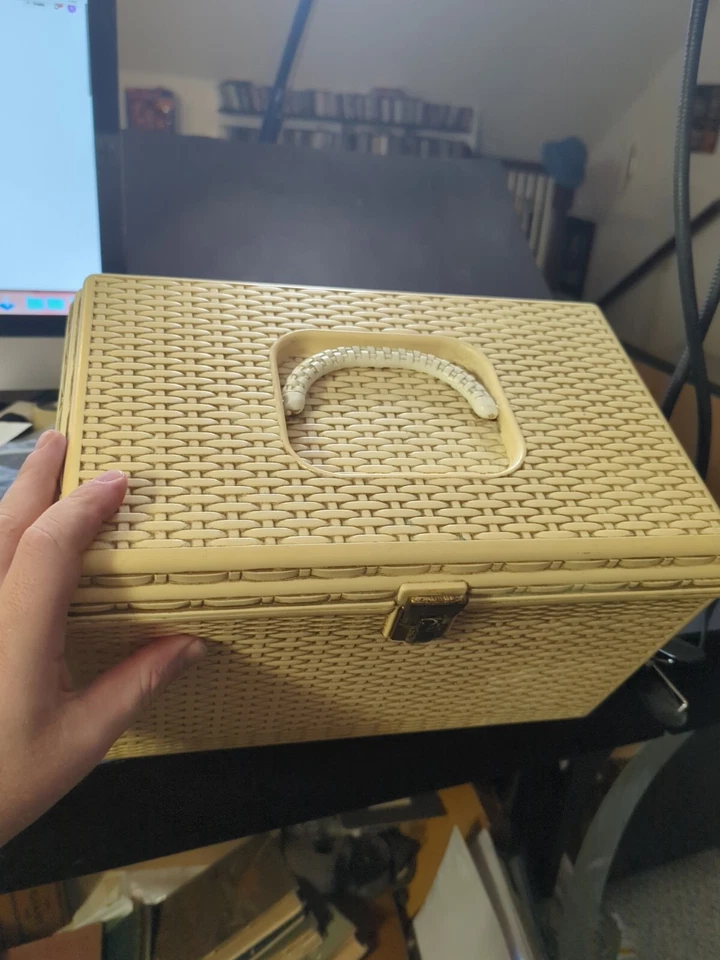 De Colección Wilson WIL-HOLD Off White Plástico Cesta de Mimbre Tejido Caja de Costura Bandeja Foto 3 de 4