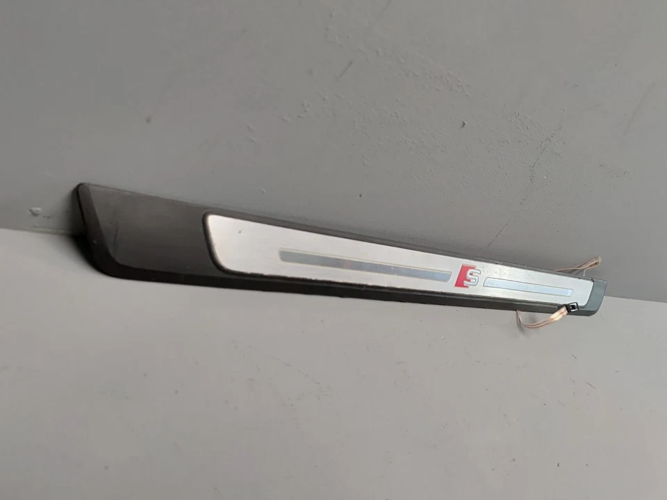 2018-2024 Audi S5 Sportback porta dianteira direita placa de soleira de arranhão com iluminação OEM - Imagem 3 de 4