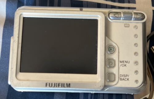 Fujifilm FinePix A700 Digital Camera 7.3MP Silver w/ Accessories & Box, Tested - Picture 2 of 13