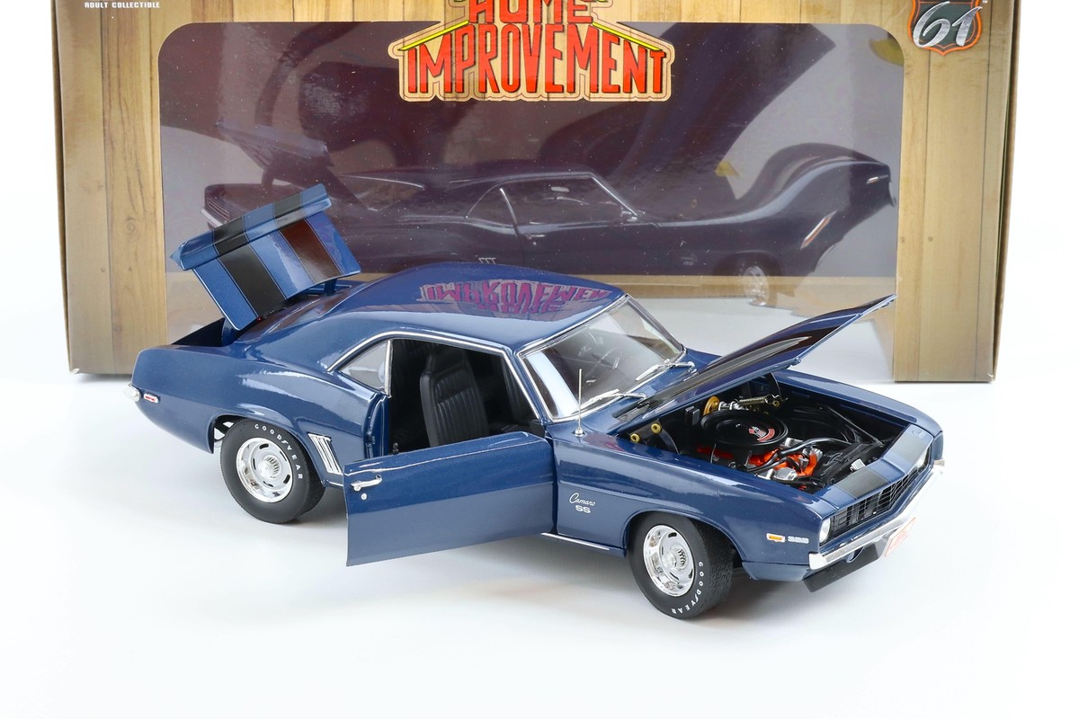 Highway61/'69 Chevyシボレー Camaroカマロ 1/18 1:18 1969 Chevrolet COPO Camaro - Silver with Black Stripes