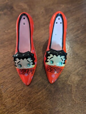 Betty Boop high heels pumps shoes salt and pepper shakers