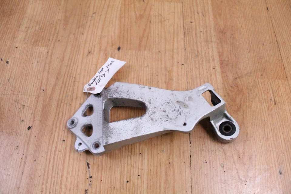 1986 SUZUKI GSXR750 Rear Right Foot Peg Mounting Bracket Foto 2 de 4