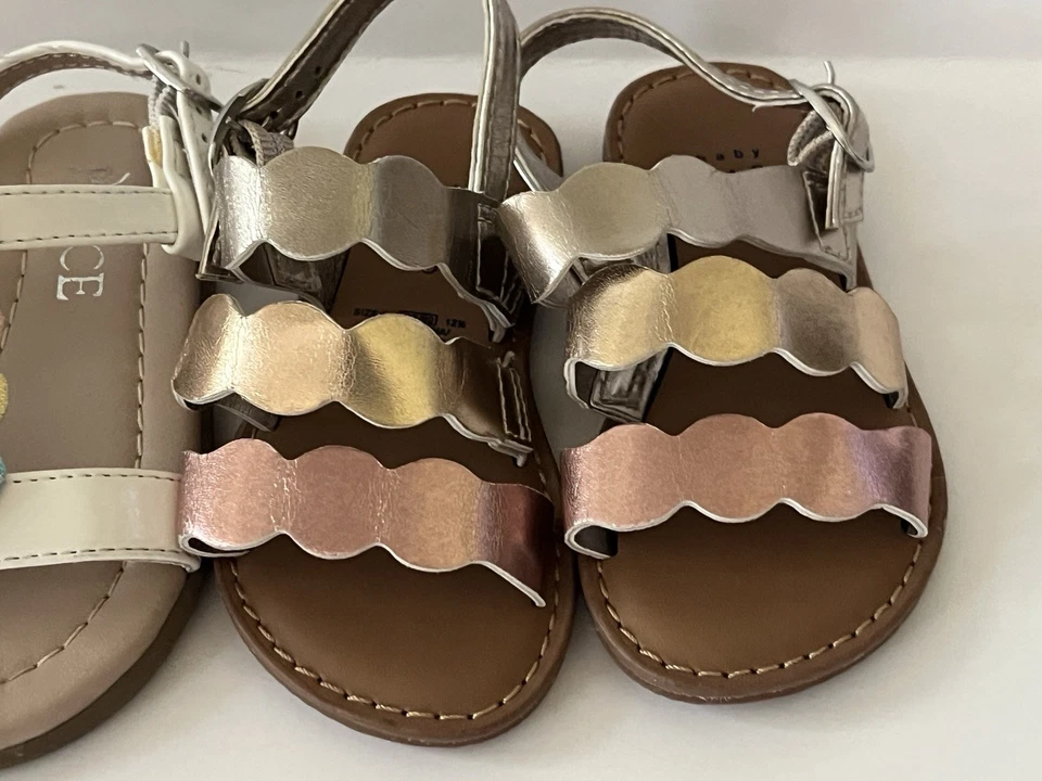 Usado en Excelente Condición Lote de 2 Sandalias Zapatos para Niñas Pequeñas Talla 5 Bebé Gap Corazones Metálicos Brillantes Foto 3 de 4