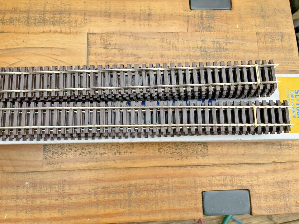 PECO SL-100F HO/OO FLEXIBLE TRACK CODE 75 WOODEN SLEEPER TYPE TRACK - Image 3 of 4