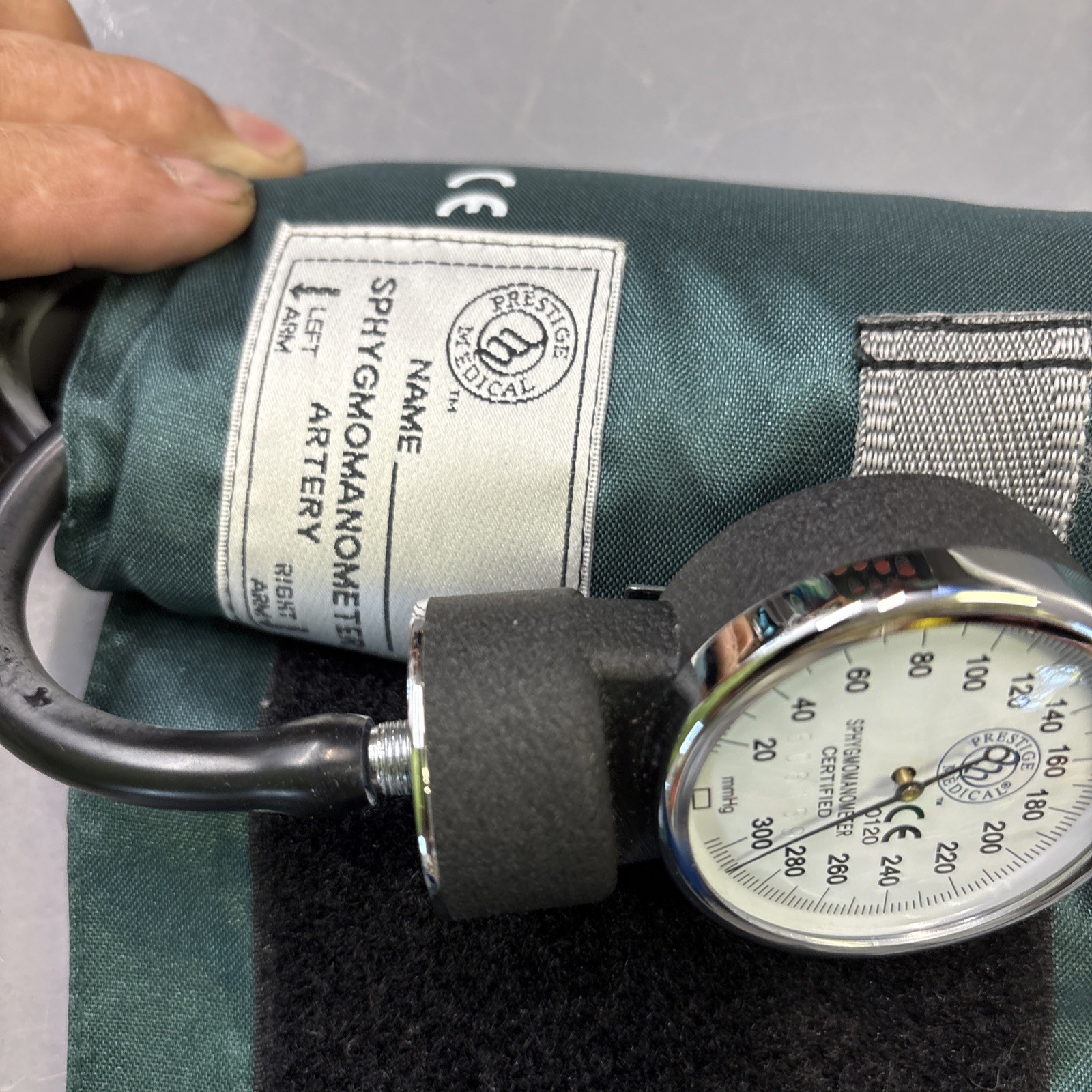 Manual Blood Pressure Monitor BP Cuff Gauge Aneroid Sphygmomanometer Machine Kit