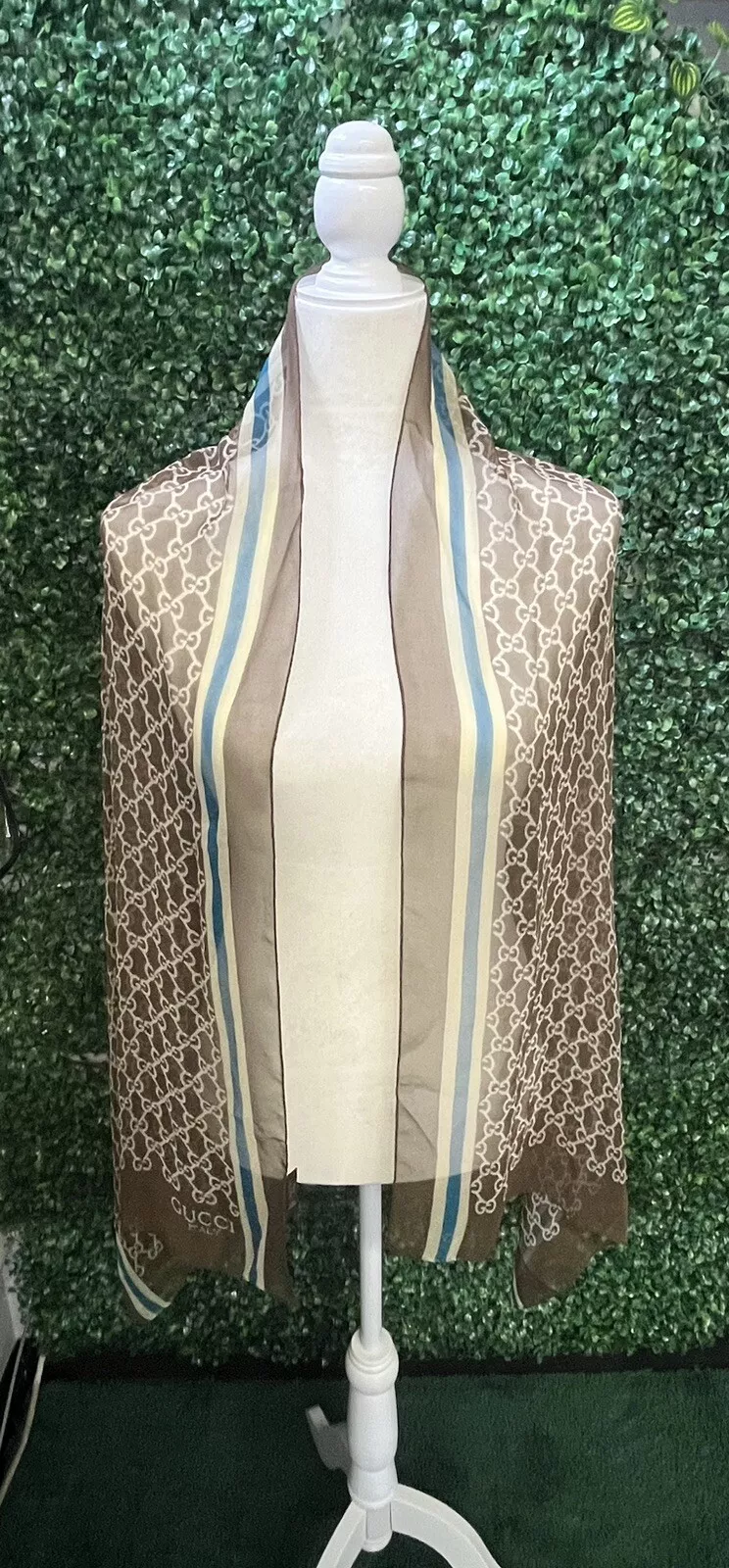 Gucci écharpe monogramme imprimé logo soie mousseline étole wrap