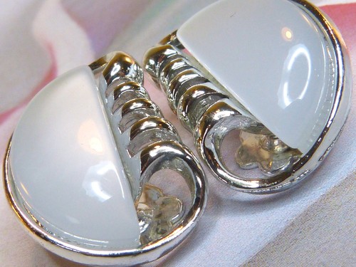 Coro signed 1950s Moonglow thermoset Lucite necklace, bracelet and earrings - Picture 7 of 24