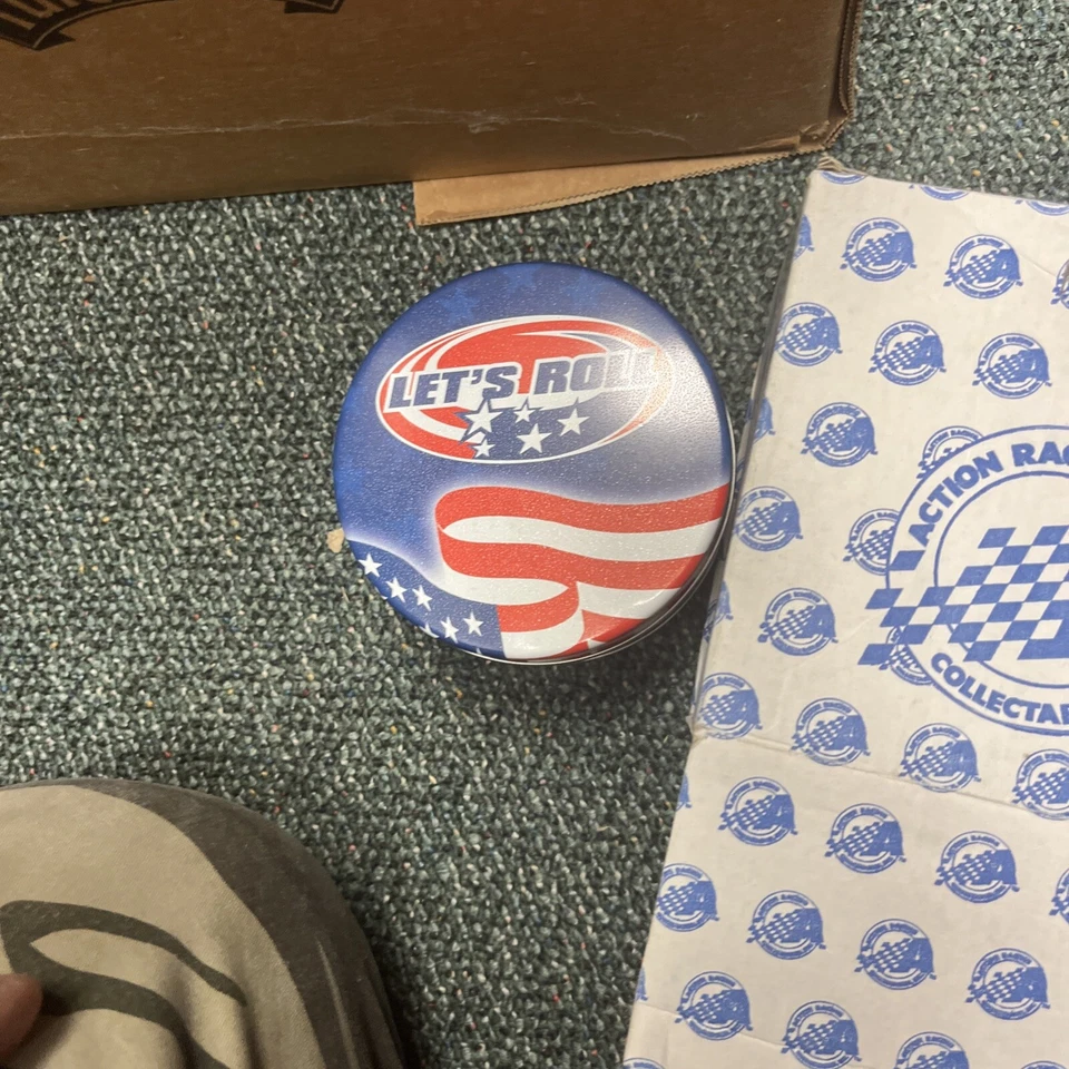 Baterías interestatales Bobby Labonte #18 Let's Roll 11/09 2002 coleccionista lata y coche Foto 2 de 4