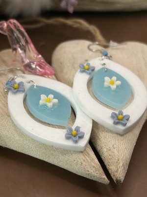 Handmade Ohrringe aus Epoxidharz Blumen In Hellblau und Weiß