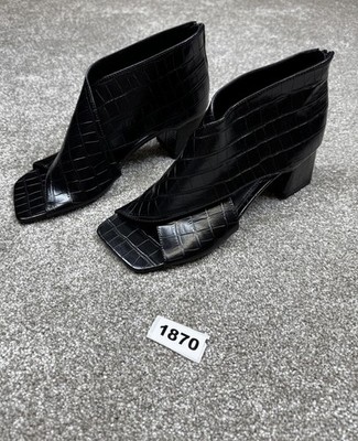 Next schwarze Peeptoe-Sandalen mit Kroko-Prägung
