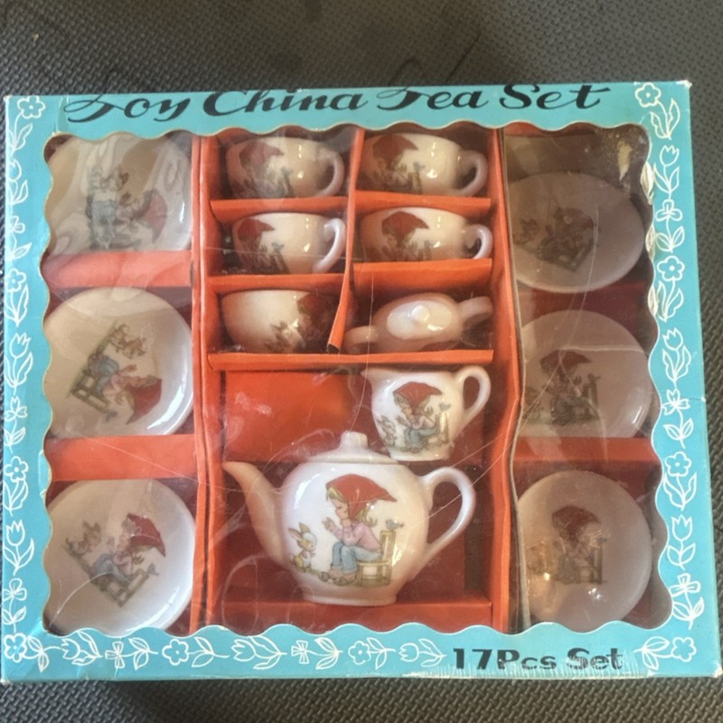 Toy China Tea Set 17-Piece Boxed Mini Teapot Cups Saucers Plates