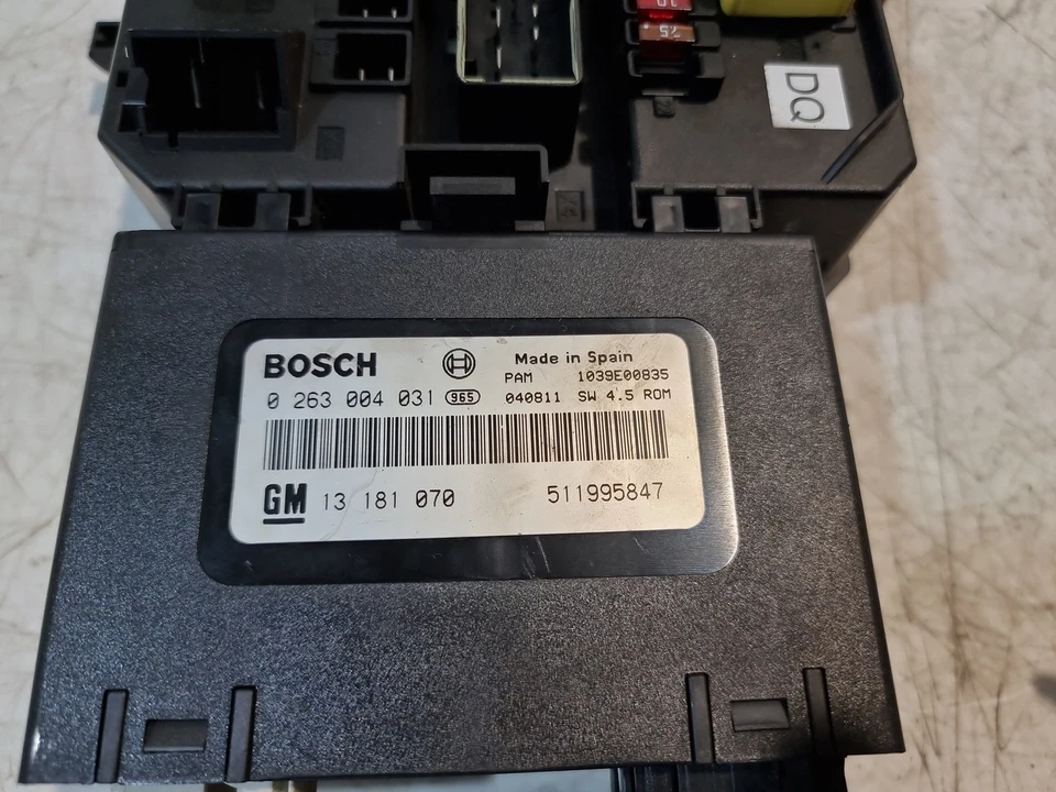 Vauxhall Astra H ECU Kit Speedo Fuse Box SRS Ignition Switch & Key 2004 MK5 OEM  - Image 3 of 4