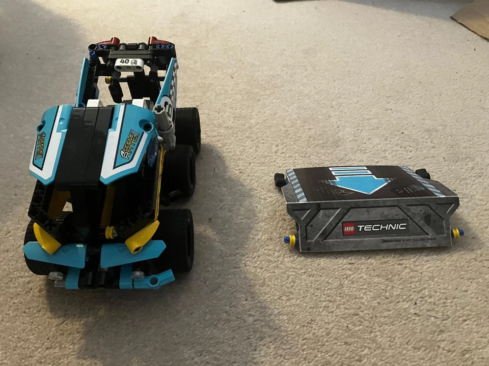LEGO Technic 42059 Stunt Truck, photo 2 of 3