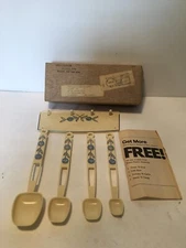 Dutch Pantry Plastic Measuring Spoon Set Floral w/ Hanging Bracket Vtg MCM