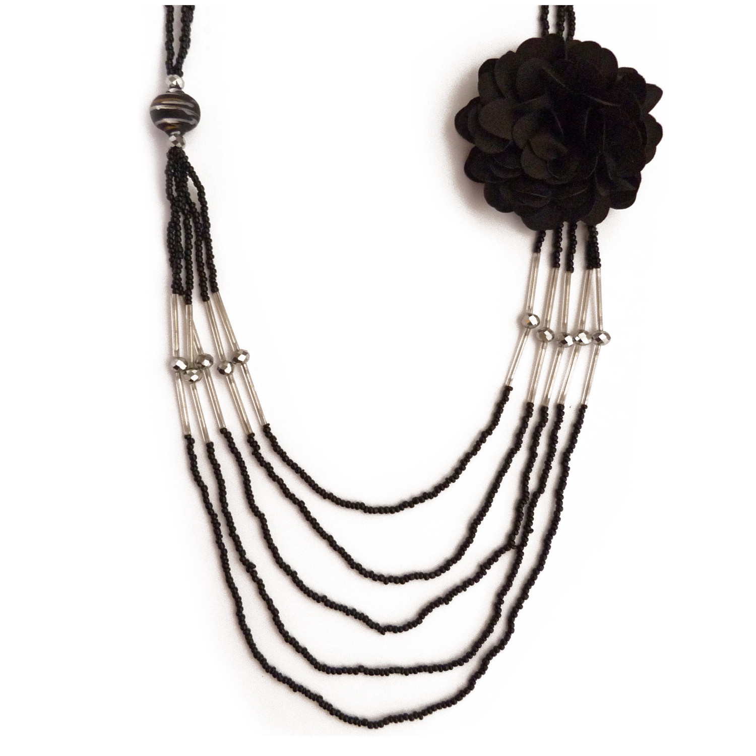 Collier sautoir multirang pour sublimer un décolleté de soirée uni