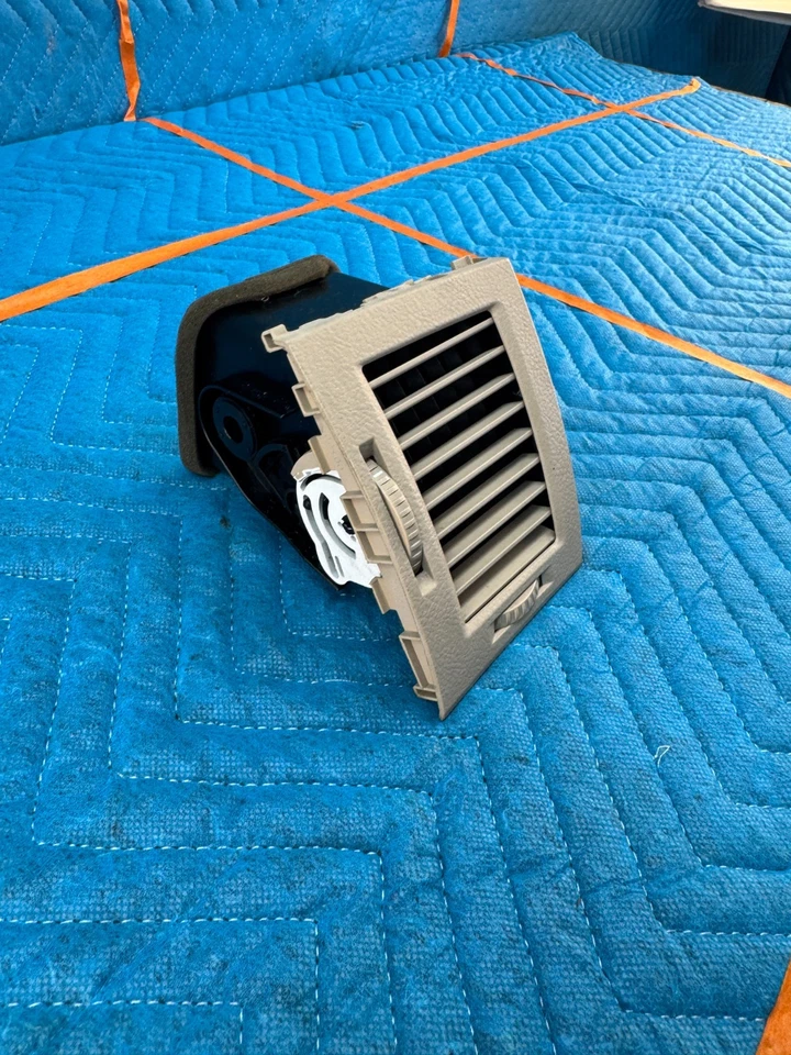 Оригинальная вентиляционная решетка для правой стороны пассажира TOYOTA AVALON 2005–2010 годов выпуска 55680-07010 - Изображение 4 из 4