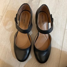 La Reina Letizia Lleva El Traje Sastre Rojo Fuego Con Zapatos De Tacón De Mujer Poderosa