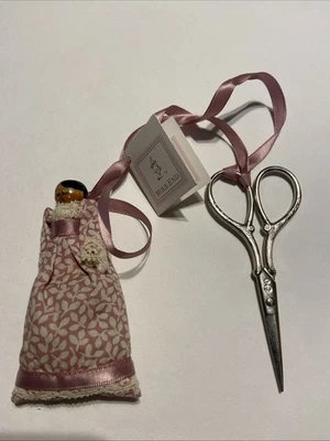 Mole End Tiny Presents Schere mit Puppe Henley-on-Thames England - Bild 1 von 4